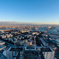 大阪府咲洲庁舎展望台から見たコスモタワーと街並みの写真