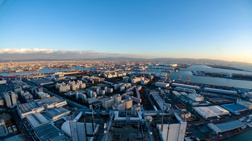 大阪府咲洲庁舎展望台から見たコスモタワーと街並み