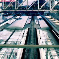連絡通路から見た複数の線路とホームの写真