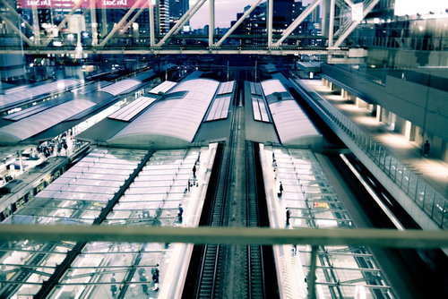 連絡通路から見た複数の線路とホーム