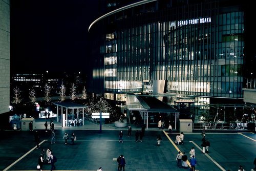 ライトアップされたグランドフロント大阪前を行き交う人々