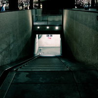 自転車も利用できるスロープ付きの階段と下り通路の写真