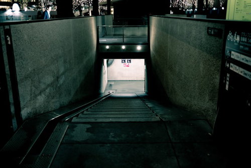 自転車も利用できるスロープ付きの階段と下り通路