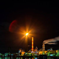川崎工場地帯の夜景に映えるフレアスタックの写真