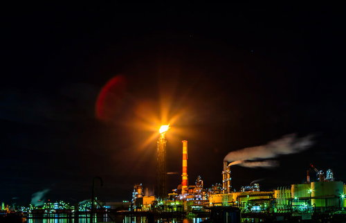 川崎工場地帯の夜景に映えるフレアスタック