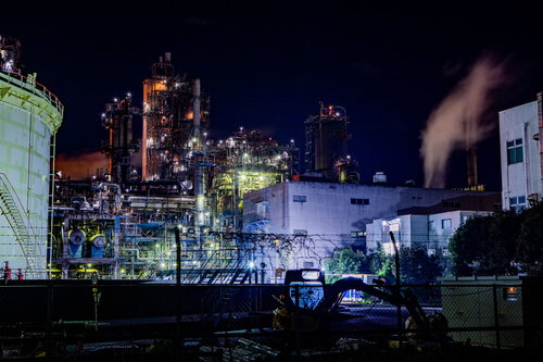 川崎工場地帯の夜景と立ち上がる白い煙の産業景観
