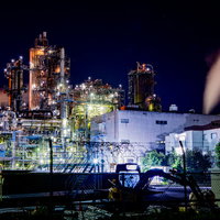 夜間にライトアップされた川崎工場地帯の工場夜景の写真