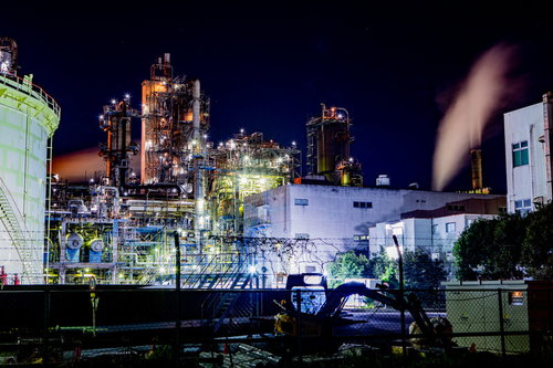 夜間にライトアップされた川崎工場地帯の工場夜景