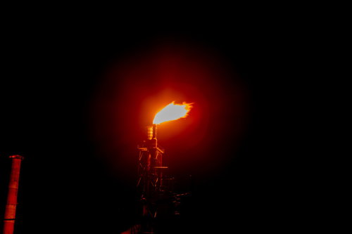 煙突の先から立ち上がるフレアスタック（川崎工場地帯）