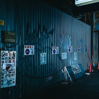 落書きされた青いトタン壁と駐輪禁止の張り紙（鶴橋）の写真