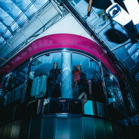 深夜の商店街アーケード内に設置された監視カメラとマネキンの写真