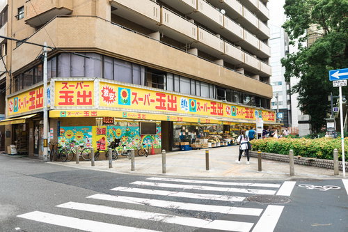 大阪の住宅街に建つカラフルな激安スーパーと街並み