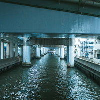 高架下の道頓堀川沿いの室外機の写真
