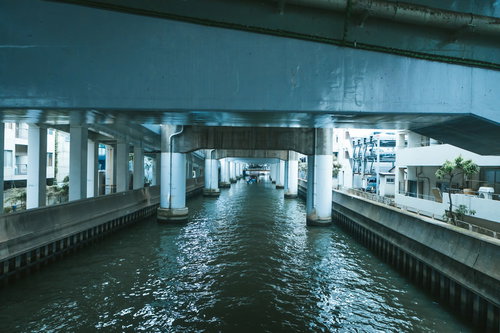 高架下の道頓堀川沿いの室外機