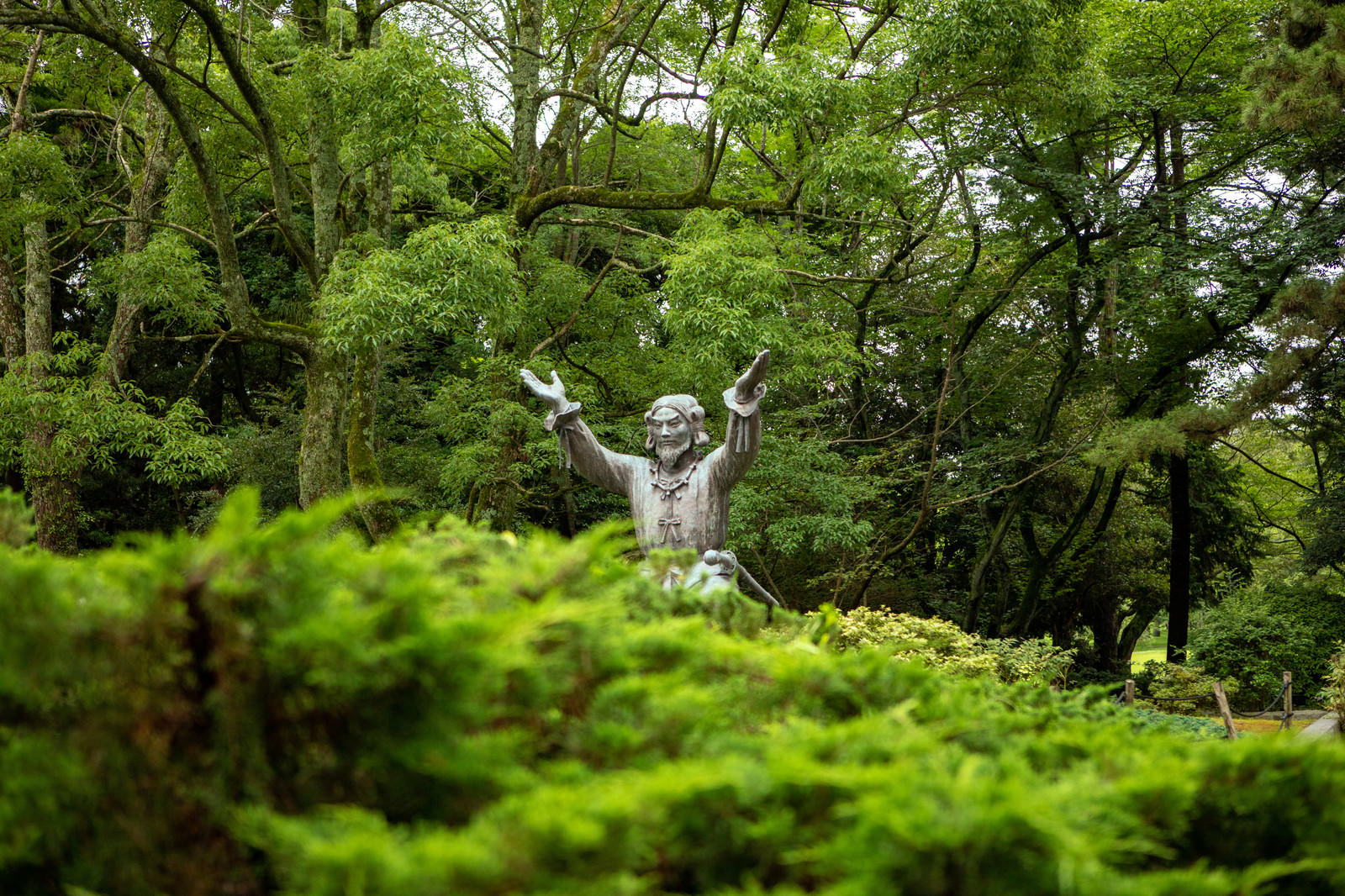 出雲大社の緑豊かな木々に囲まれた大国主大神の白い石像
