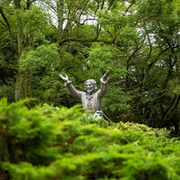 出雲大社の大国主大神をチラ見、緑に囲まれた白い石像の写真