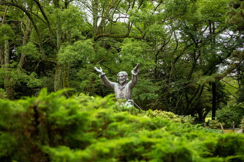 出雲大社の大国主大神をチラ見、緑に囲まれた白い石像