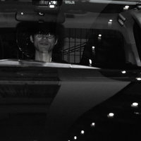 車の後部座席に隠れている男性のシルエットの写真