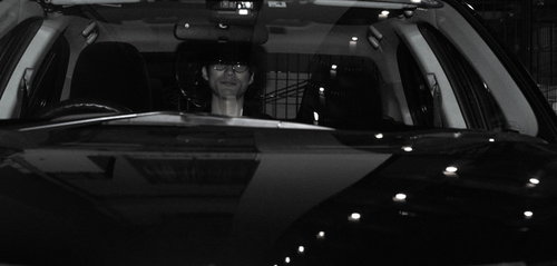 車の後部座席に隠れている男性のシルエット