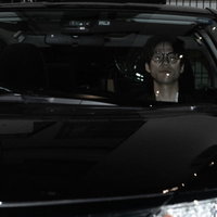 いつまで経っても運転手が帰ってこない車内で待つ男性の写真