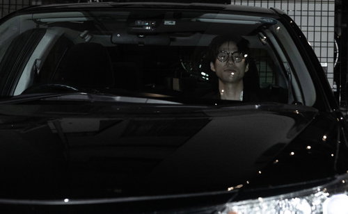 いつまで経っても運転手が帰ってこない車内で待つ男性