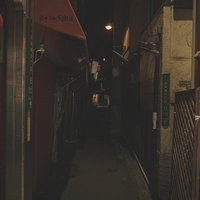 閉店時間の薄暗い路地裏のシャッター通り、夜の街角風景の写真