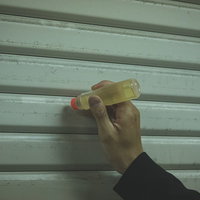 シャッターに糊を塗るいたずら 悪戯の瞬間の写真