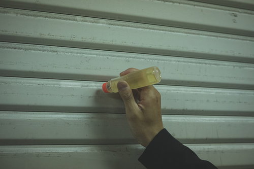 シャッターに糊を塗るいたずら 悪戯の瞬間