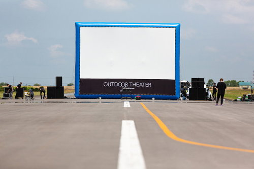 滑走路上に設置された野外映画の大型スクリーン