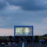 美唄スカイパークの滑走路で開催される野外シネマイベントの写真