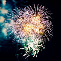 夜空に炸裂する打ち上げ花火 - 花火大会の光の祭典の写真