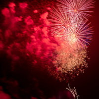 打上花火と立ち込める煙の写真