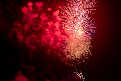 打上花火と立ち込める煙