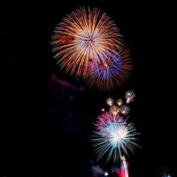 花火が打ち上がる夜空の花火大会の写真