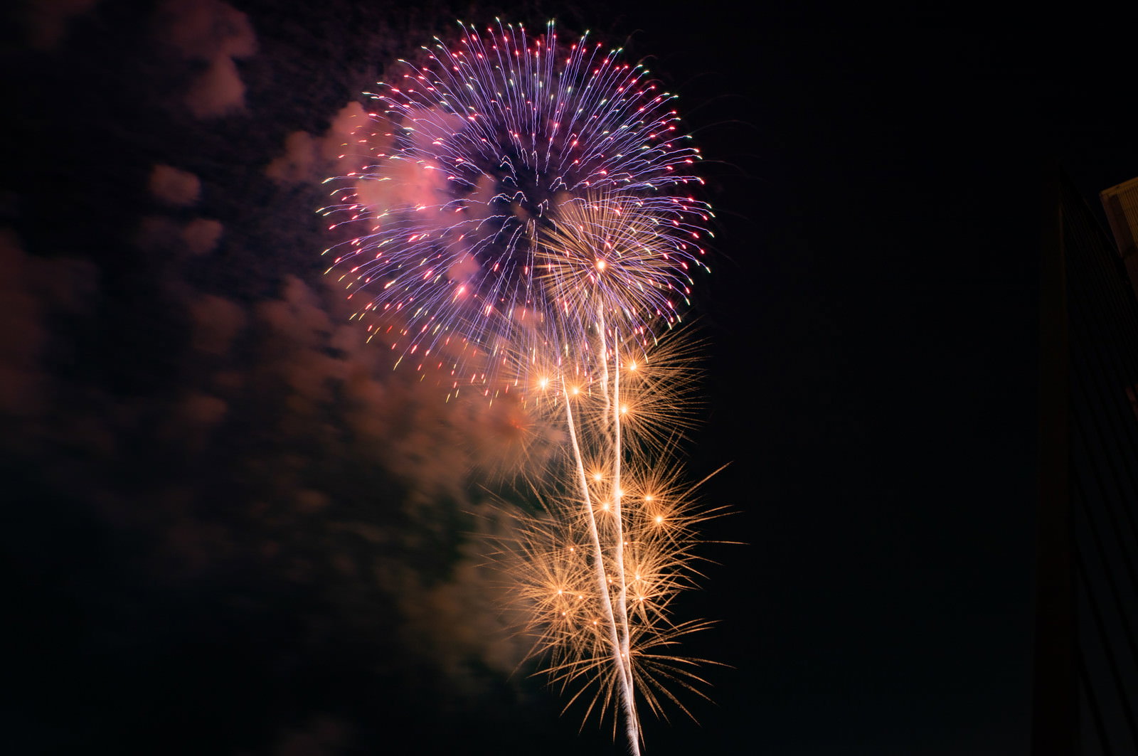 夜空に連続して打ち上げられ炸裂する色とりどりの花火