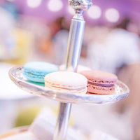 アフタヌーンティーに彩るわくわくマカロンの写真