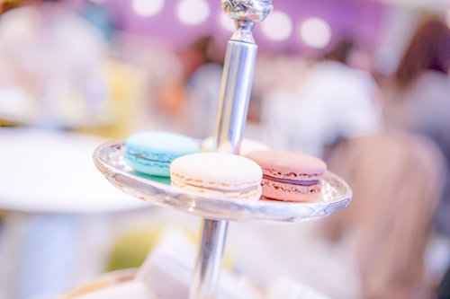 アフタヌーンティーに彩るわくわくマカロン