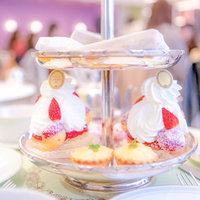 ガラスケースに並ぶカラフルなスイーツビュッフェの写真