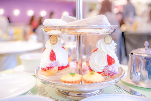 ガラスケースに並ぶカラフルなスイーツビュッフェ