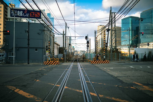 踏切と線路上のアスファルト道路、交通インフラの風景