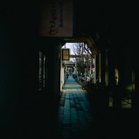 駅へと続く高架下の歩道沿いの駐輪スペースの写真