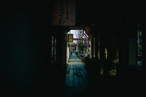 駅へと続く高架下の歩道沿いの駐輪スペース