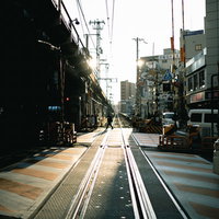 高架下へ続く踏切と線路 都市交通インフラの写真