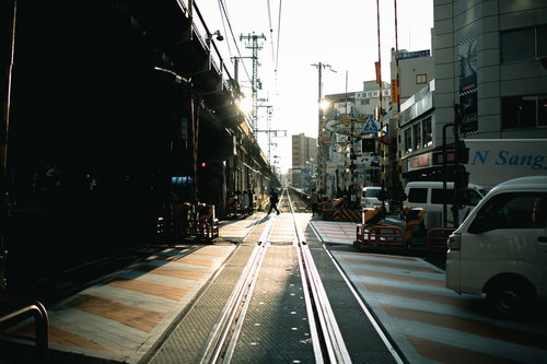 高架下へ続く踏切と線路 都市交通インフラ