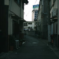 誰もいない狭い裏路地の街並み、静寂に包まれた日本の住宅街の写真