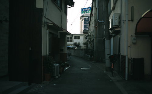 誰もいない狭い裏路地の街並み、静寂に包まれた日本の住宅街
