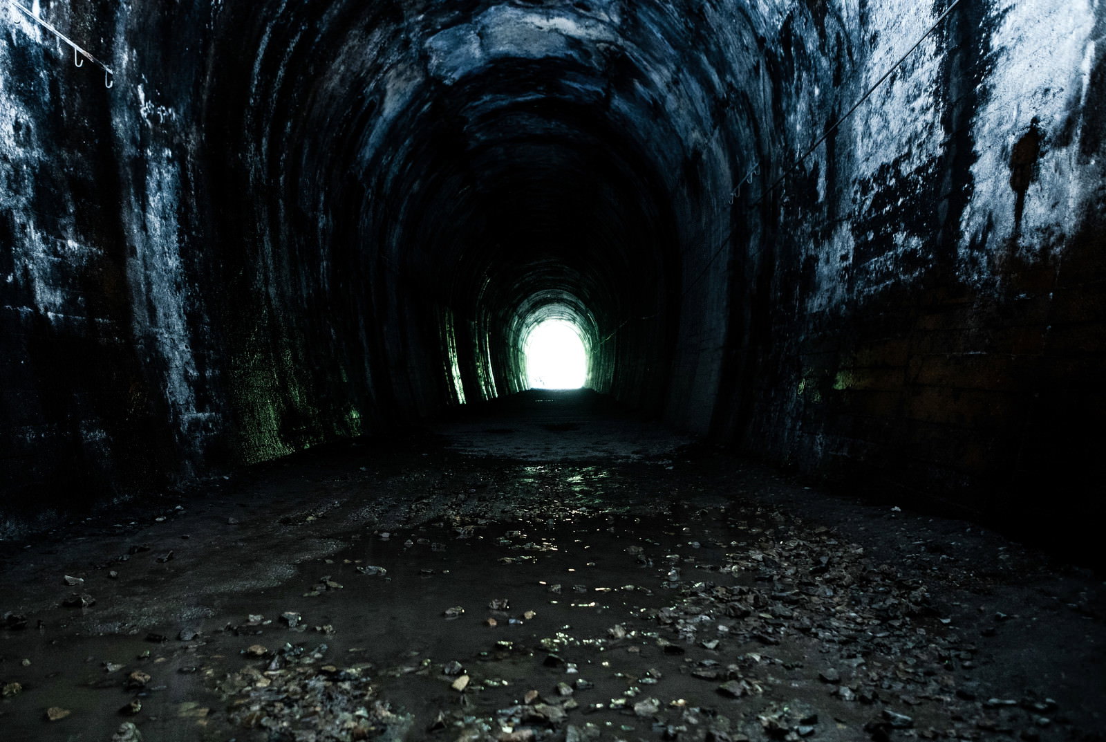 JR福知山線廃線敷の暗いトンネル内部から明るい出口を望む