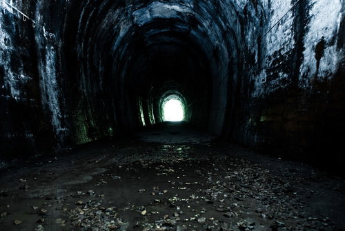 不気味なトンネルの奥に見える出口（JR福知山線廃線敷）