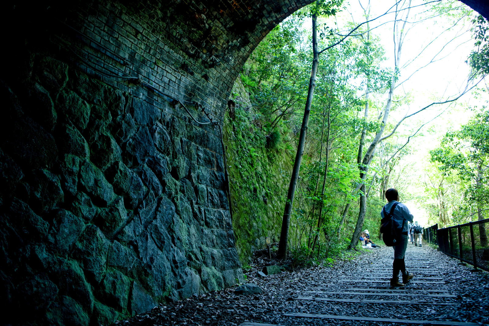JR福知山線廃線敷のトンネルと線路跡を歩くハイカー