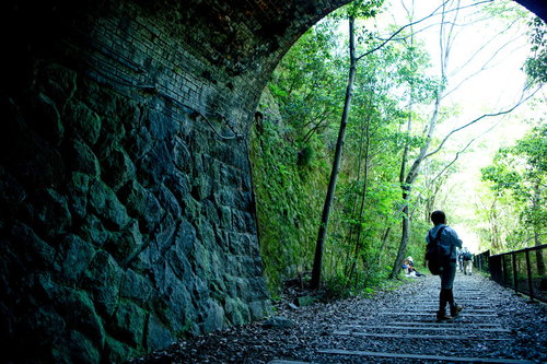JR福知山線廃線敷のハイキングコース、トンネルと線路跡を歩く